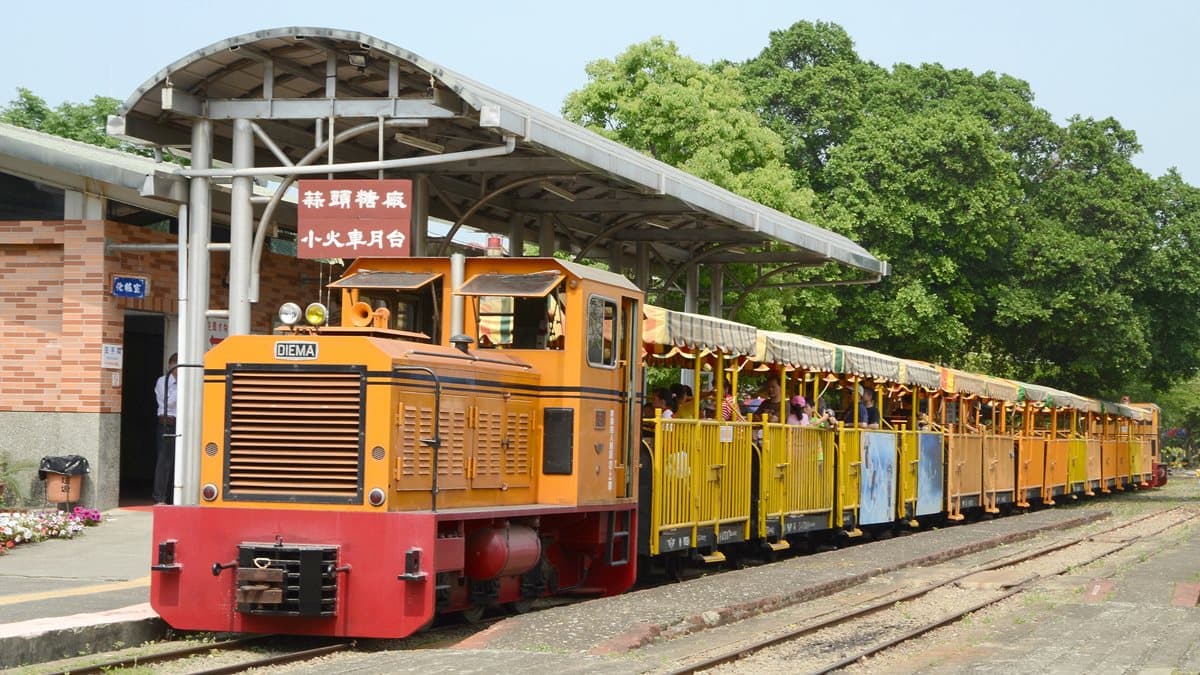 糖廠變親子樂園！搭五分車尬高鐵，順遊全台最長單車吊橋、70年蒜頭餅