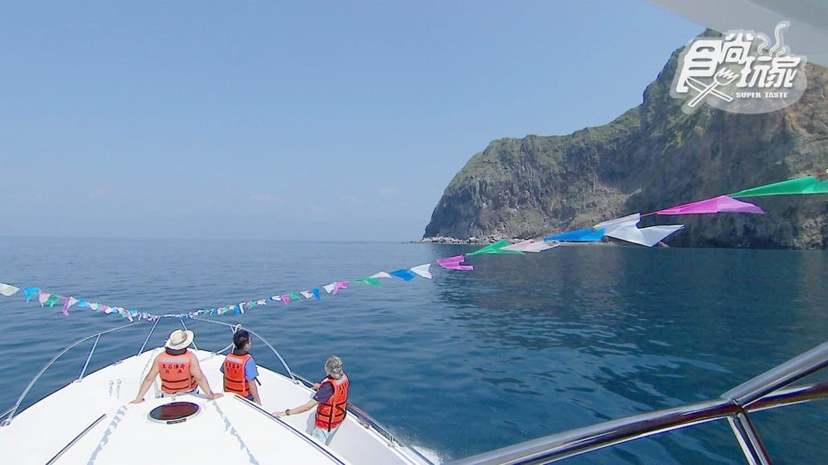 從來沒這麼近看過龜山島！搭船賞八景 人品好還可遇到海豚開趴踢