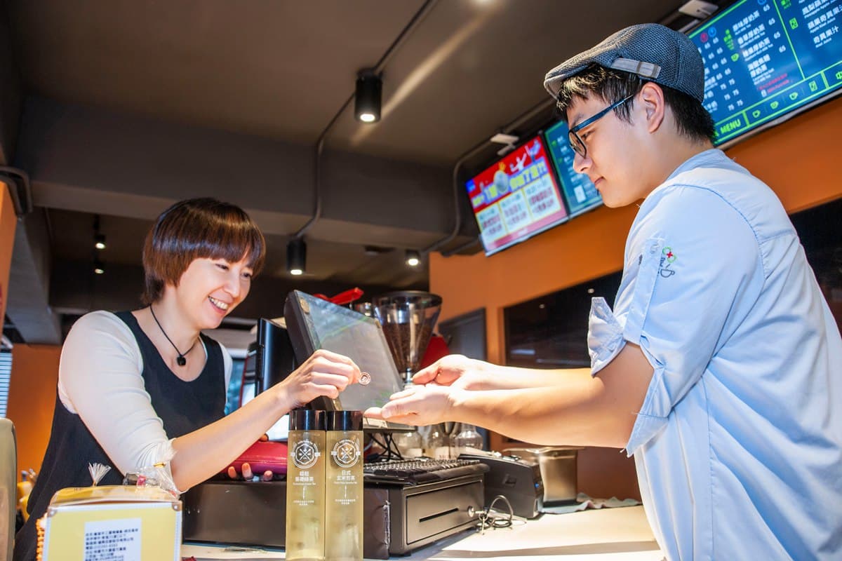揪同事朋友一起喝!這家店+1元多1杯 咖啡、冷泡茶、厚奶茶都適用 揪同事朋友一起喝!這家店+1元多1杯 咖啡、冷泡茶、厚奶茶都適用