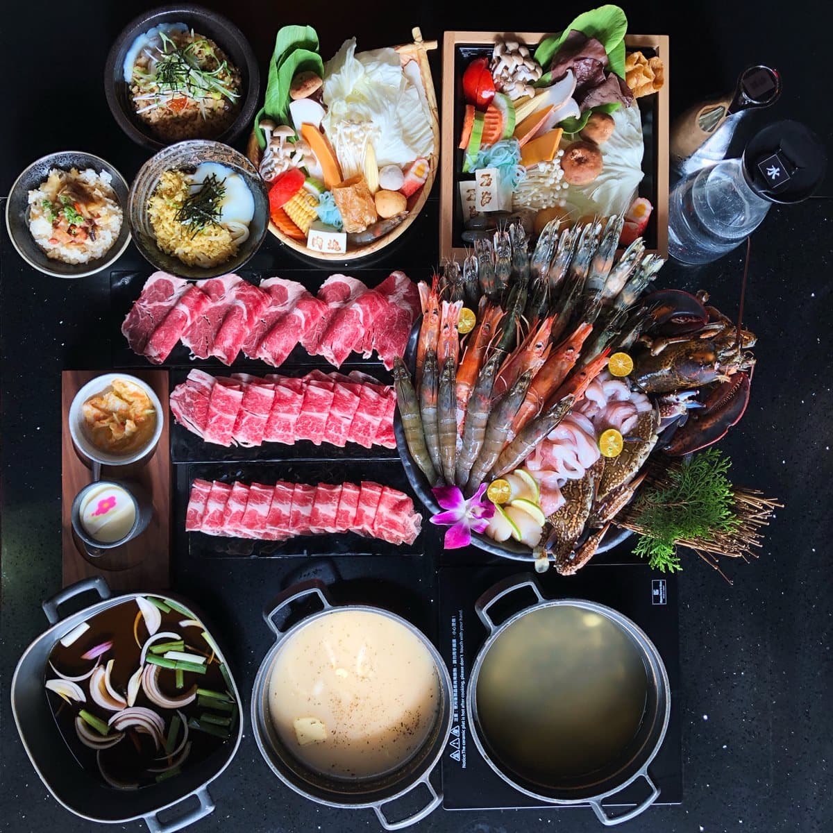 這鍋有點狂！超猛「海陸痛風餐」 750克大肉盤、6種澎湃鮮蝦上桌吸睛