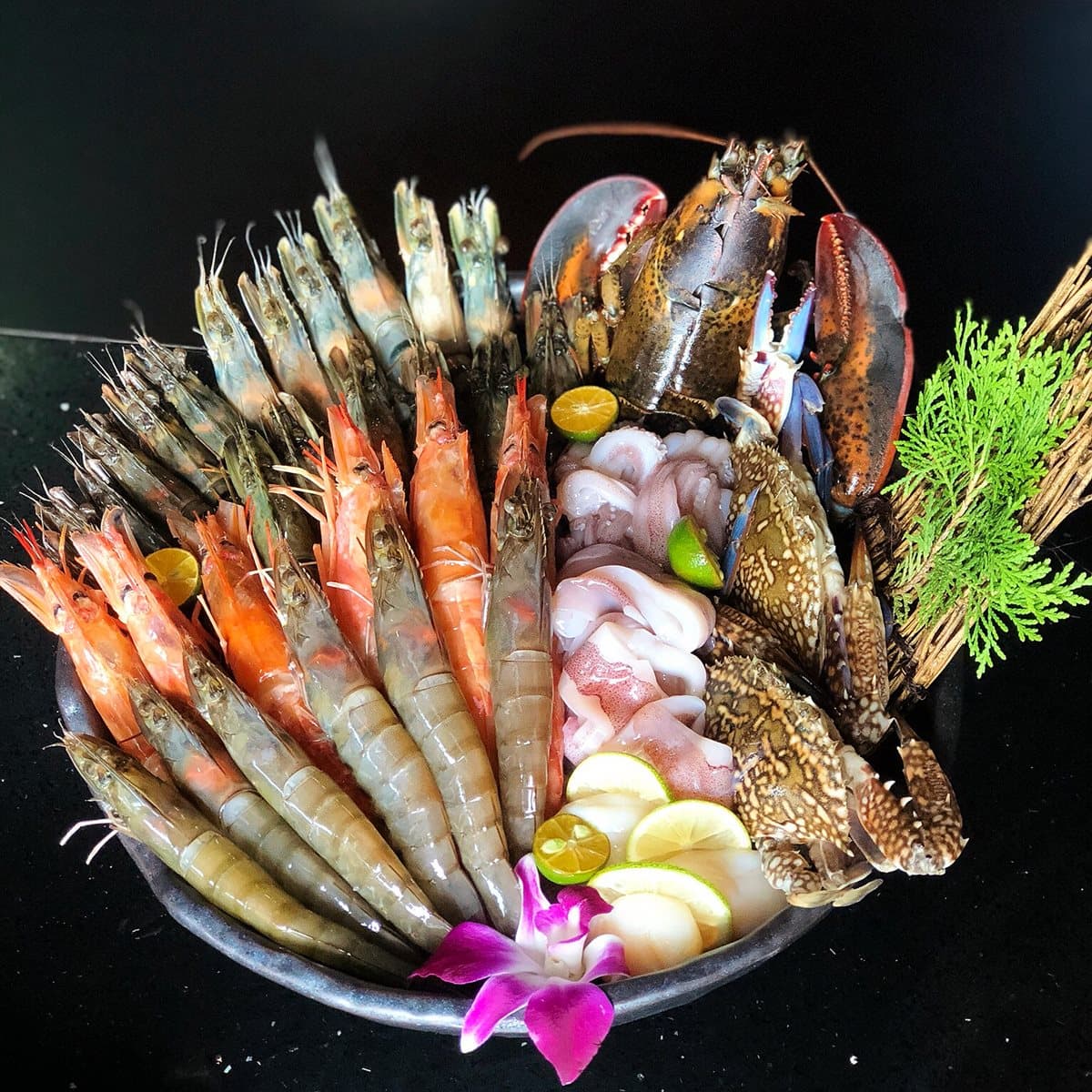 這鍋有點狂！超猛「海陸痛風餐」 750克大肉盤、6種澎湃鮮蝦上桌吸睛
