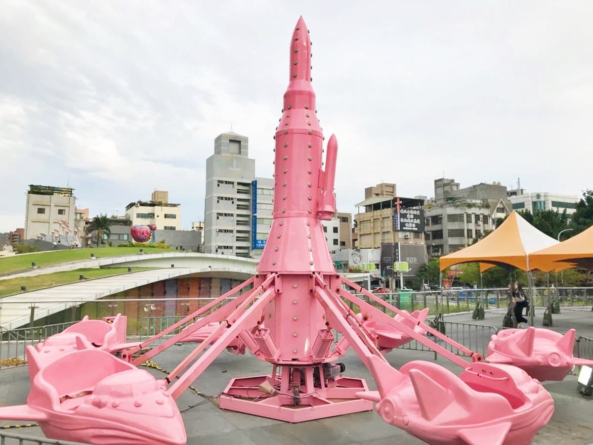  粉紅控尖叫！台中「粉紅遊樂園」登場，旋轉木馬、摩天輪、海盜船通通被草莓牛奶色包圍