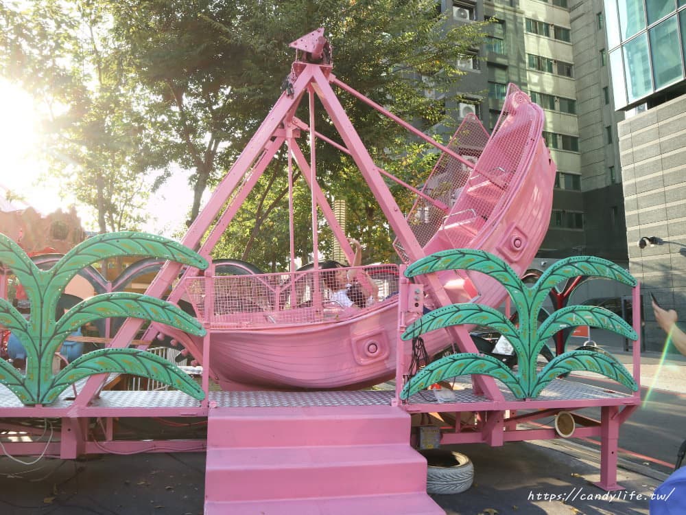  粉紅控尖叫！台中「粉紅遊樂園」登場，旋轉木馬、摩天輪、海盜船通通被草莓牛奶色包圍