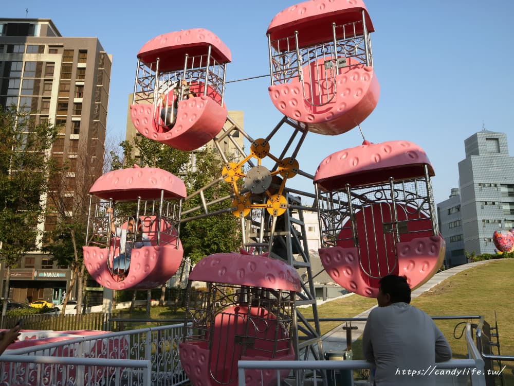  粉紅控尖叫！台中「粉紅遊樂園」登場，旋轉木馬、摩天輪、海盜船通通被草莓牛奶色包圍