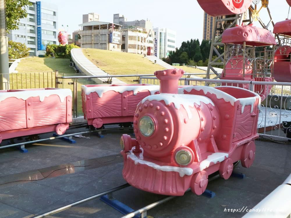  粉紅控尖叫！台中「粉紅遊樂園」登場，旋轉木馬、摩天輪、海盜船通通被草莓牛奶色包圍
