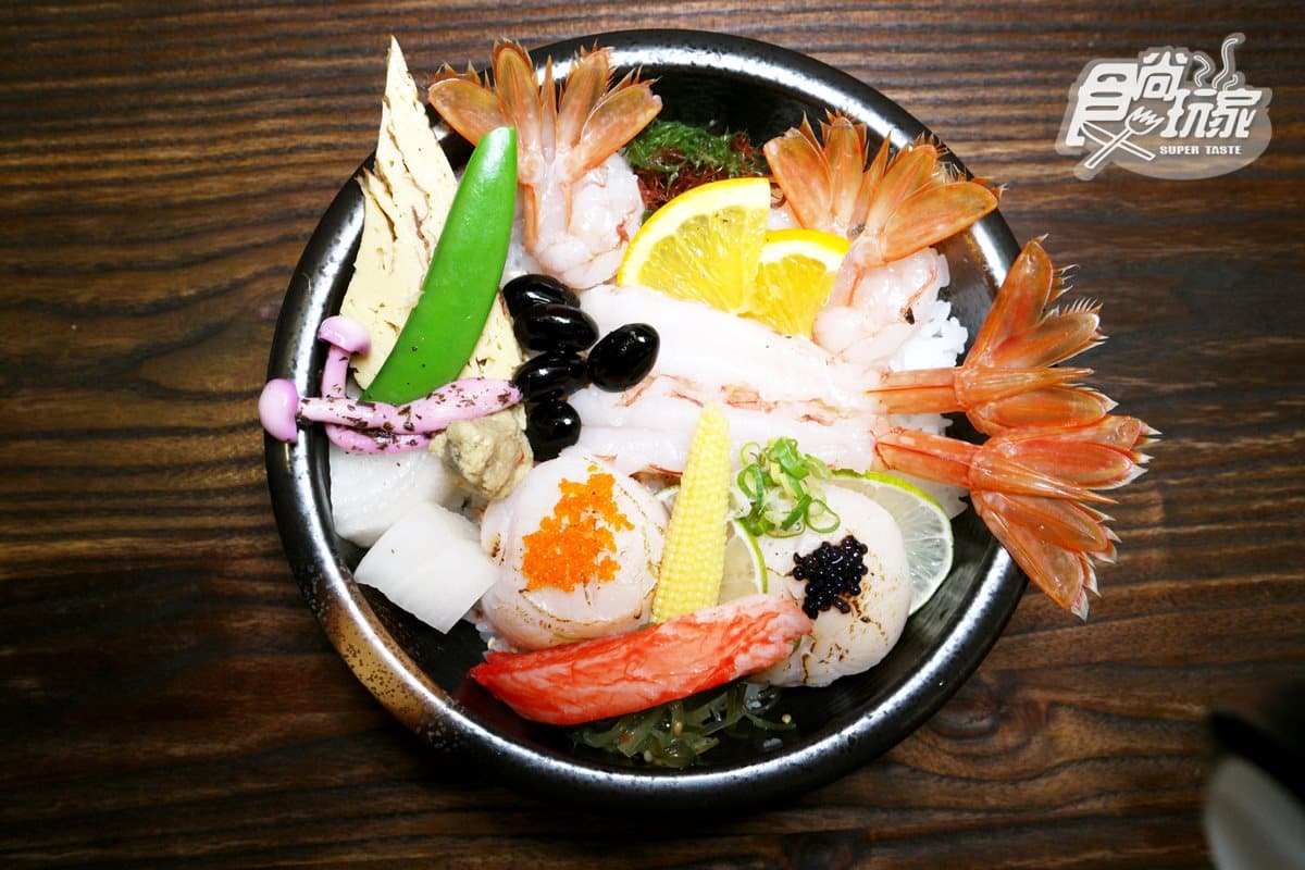 這麼吃才霸氣！巷弄隱藏美食  平價「帝王蟹海鮮丼」11種食材塞滿滿