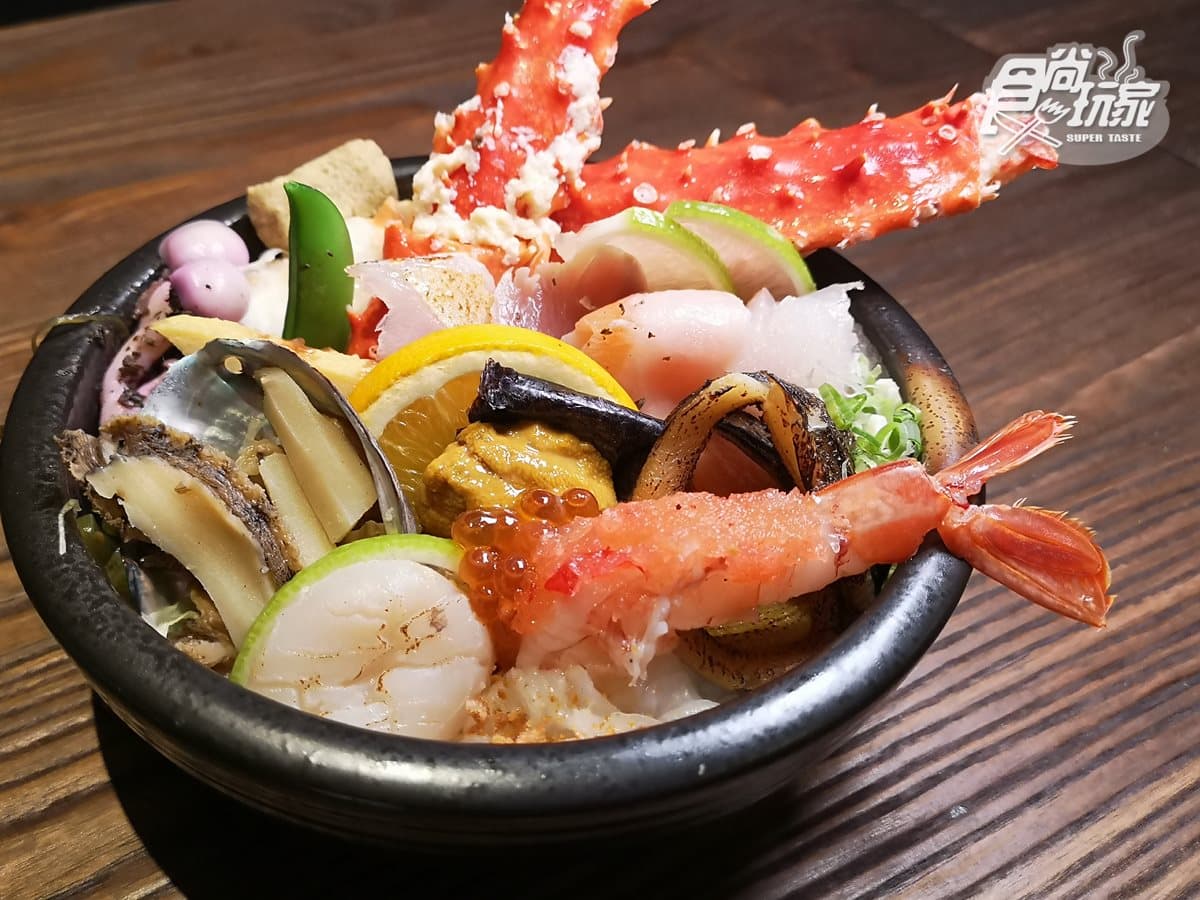 這麼吃才霸氣！巷弄隱藏美食  平價「帝王蟹海鮮丼」11種食材塞滿滿