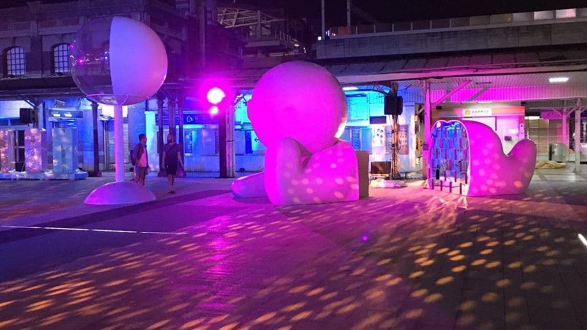 週末玩台中快筆記！「火車站3D光雕秀」連3天：綠空鐵道+文青市集+茄子蛋開唱
