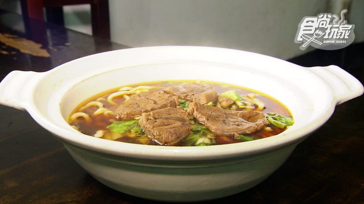 超霸氣!紅燒牛肉麵用砂鍋盛裝,料多實在讓高雄人一吃30年 超霸氣!紅燒牛肉麵用砂鍋盛裝,料多實在讓高雄人一吃30年