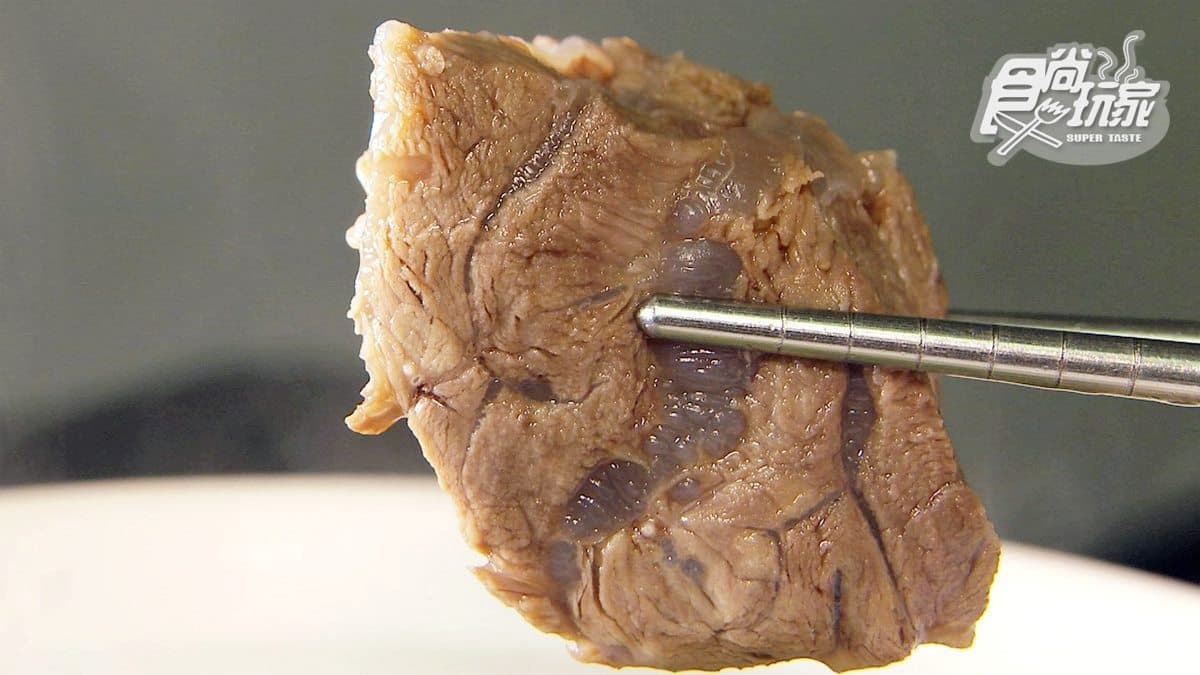 超霸氣!紅燒牛肉麵用砂鍋盛裝,料多實在讓高雄人一吃30年 超霸氣!紅燒牛肉麵用砂鍋盛裝,料多實在讓高雄人一吃30年