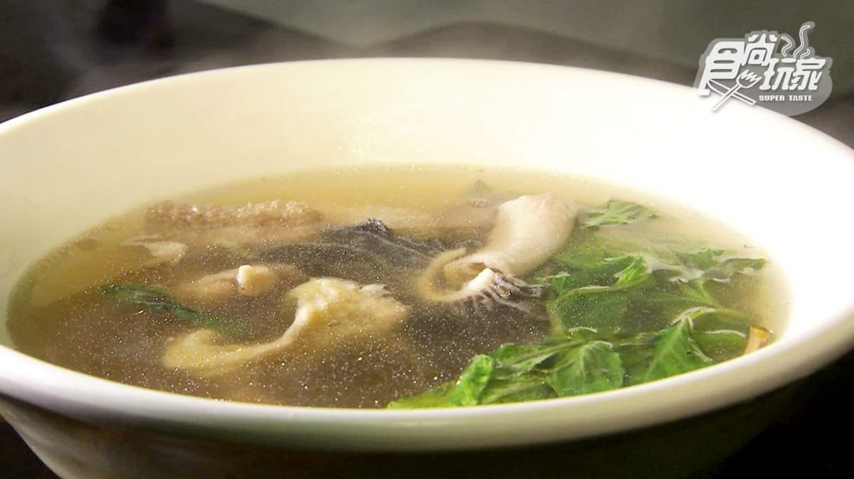 超霸氣!紅燒牛肉麵用砂鍋盛裝,料多實在讓高雄人一吃30年 超霸氣!紅燒牛肉麵用砂鍋盛裝,料多實在讓高雄人一吃30年