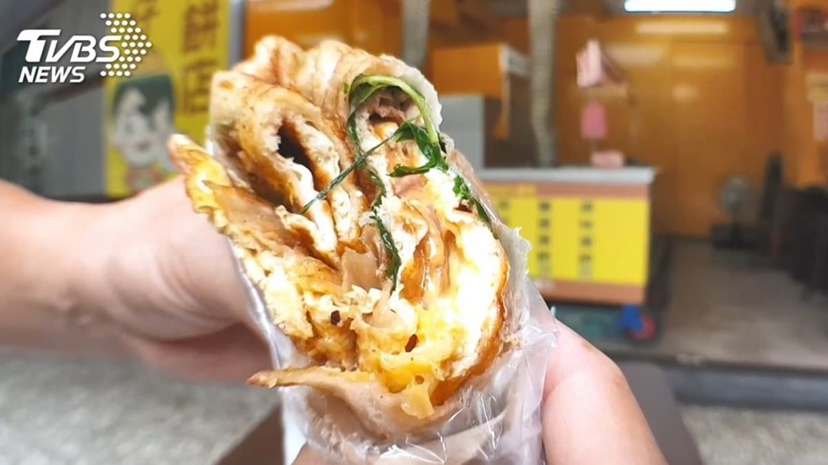 吃一個飽到中午!板橋2家「巨無霸早餐」:「台版大漢堡」蛋餅、饅頭夾滿6種料