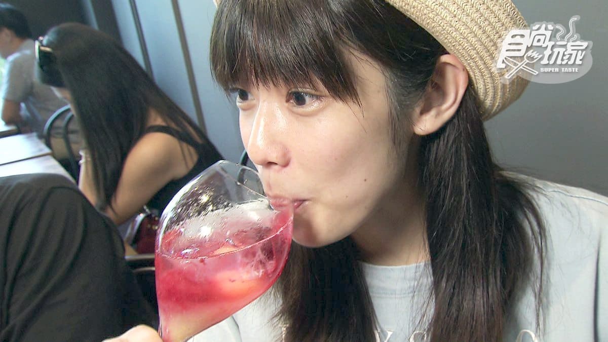 這家檸檬塔用的是 「拇指檸檬」 搭配網美人手一杯「玫瑰莓果泡泡」