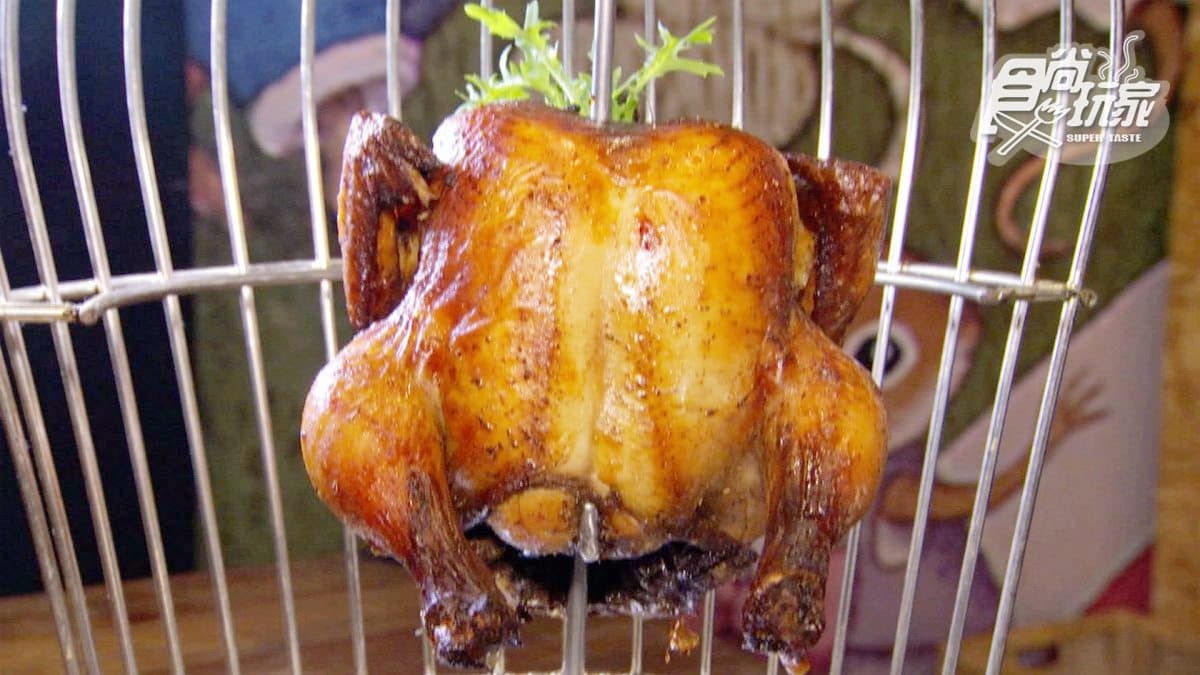 「你吃雞了嗎？」鳥籠裡的全烤雞好吸睛！皮薄肉嫩再沾獨家「水果醬」