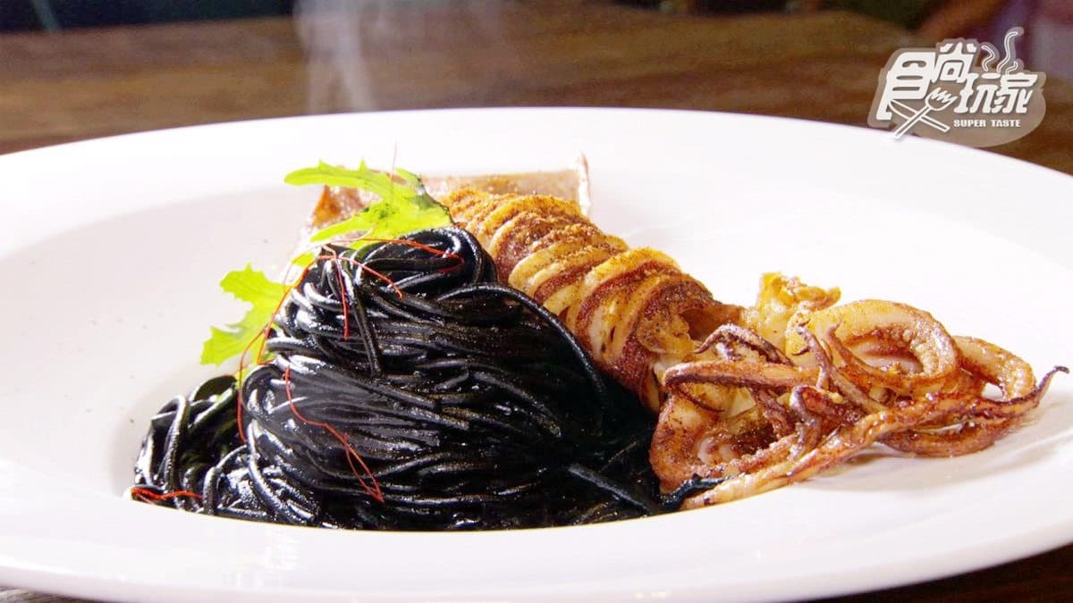 「你吃雞了嗎？」鳥籠裡的全烤雞好吸睛！皮薄肉嫩再沾獨家「水果醬」