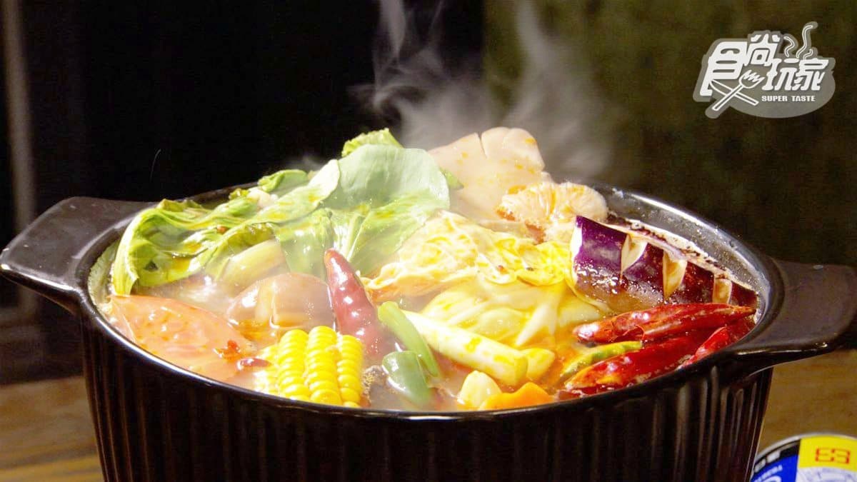 「你吃雞了嗎？」鳥籠裡的全烤雞好吸睛！皮薄肉嫩再沾獨家「水果醬」