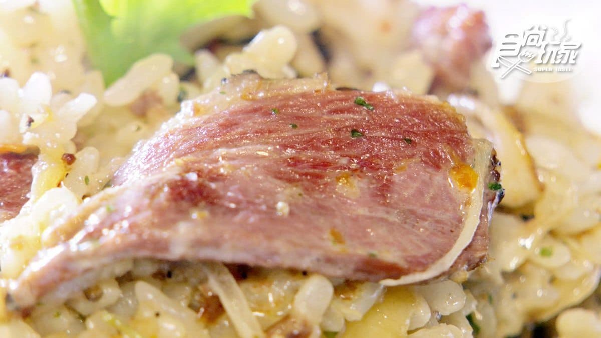 「你吃雞了嗎？」鳥籠裡的全烤雞好吸睛！皮薄肉嫩再沾獨家「水果醬」