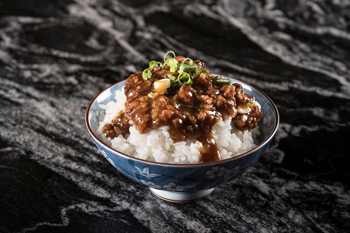 4人同行2人免費！280元吃高CP值獨家「東泉辣醬牛排」＋和牛滷肉飯吃到飽