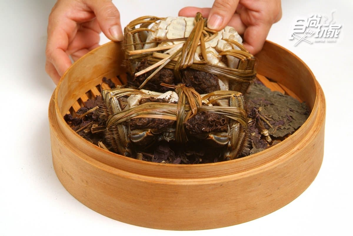 大閘蟹好吃的祕訣！達人傳授：用「這個」清蒸去寒、「麵拖蟹」醬汁還能拌飯