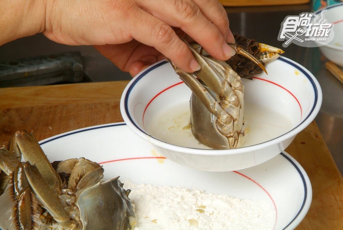 大閘蟹好吃的祕訣！達人傳授：用「這個」清蒸去寒、「麵拖蟹」醬汁還能拌飯