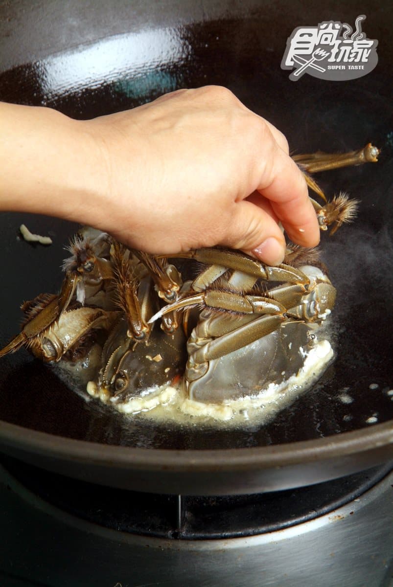 大閘蟹好吃的祕訣！達人傳授：用「這個」清蒸去寒、「麵拖蟹」醬汁還能拌飯