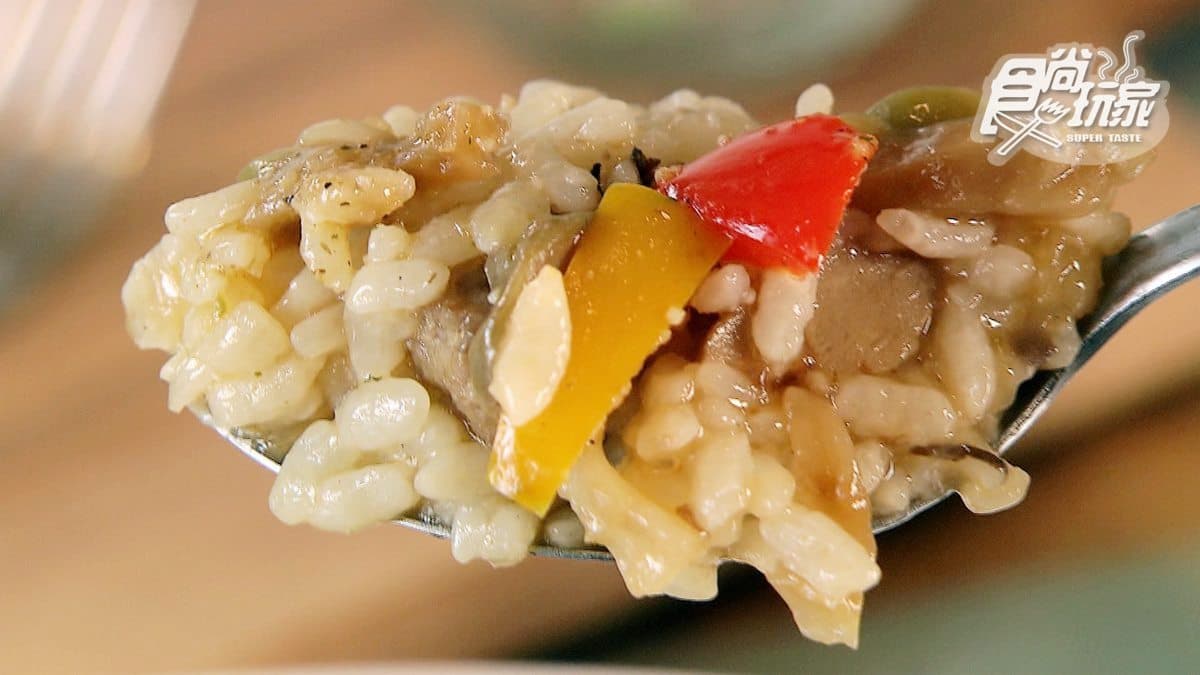 超有哏聚餐餐廳！麻婆豆腐做披薩、 玩「瓶蓋彈珠台」換調酒