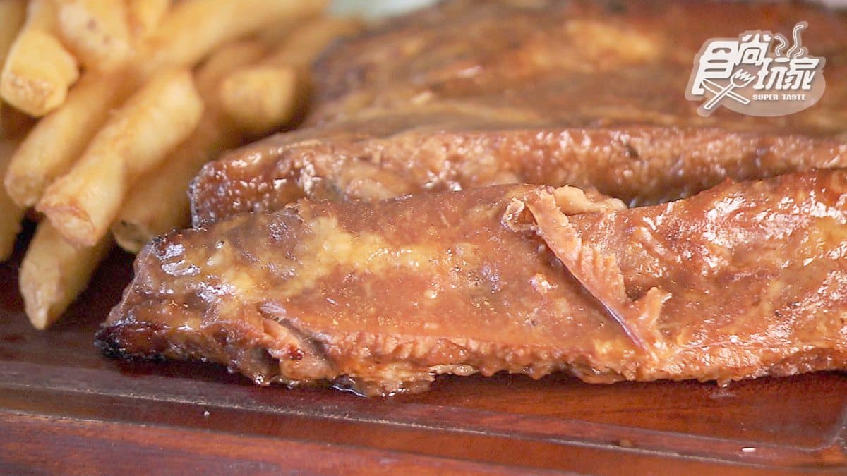 超有哏聚餐餐廳！麻婆豆腐做披薩、 玩「瓶蓋彈珠台」換調酒