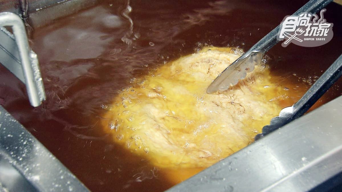 史上最多汁炸雞！「炸全雞」扒開瞬間骨肉分離，還滴著雞汁