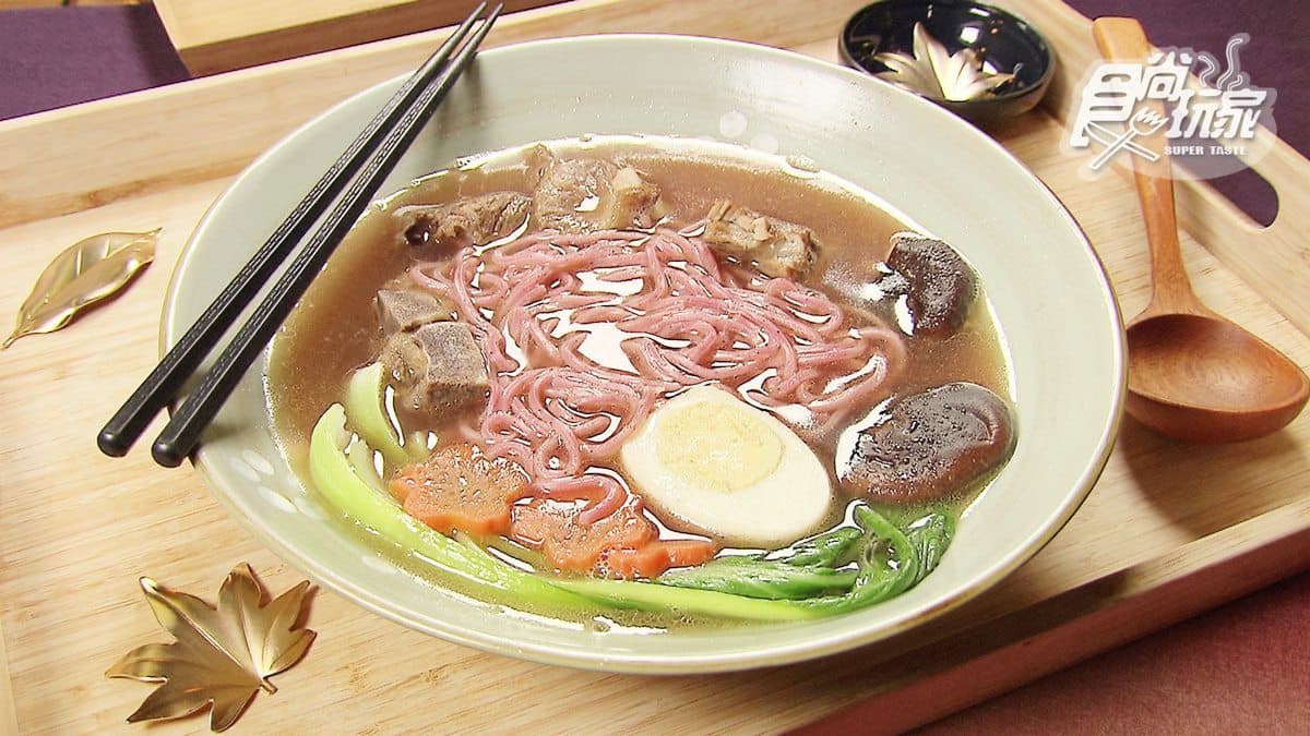 沒有苦中藥味的食補！「藥膳鍋」像火鍋湯頭，紅龍果做「藥膳麥麵」
