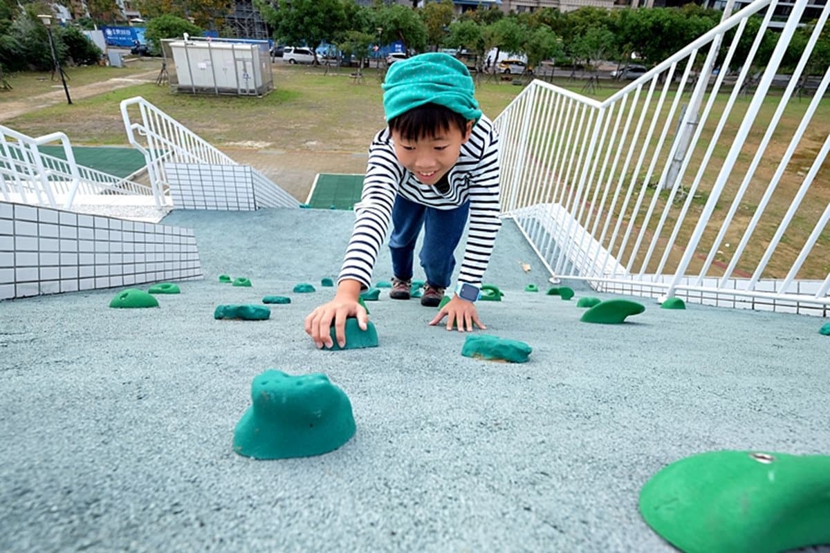 「小蜘蛛人」快來征服!最新特色公園大型攀岩牆、旋轉溜滑梯超好玩 「小蜘蛛人」快來征服!最新特色公園大型攀岩牆、旋轉溜滑梯超好玩