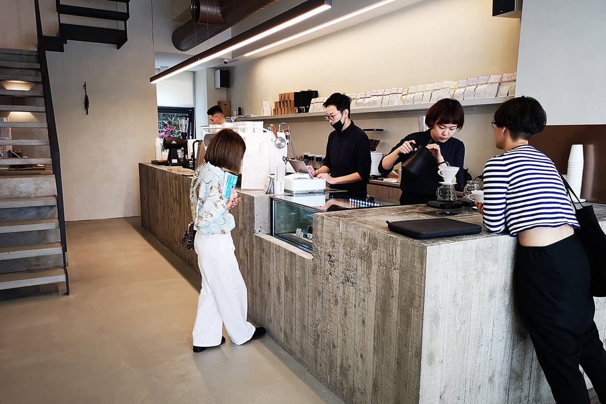 【新開店】世界咖啡冠軍王策來了！台灣1號店試營運  「極簡風」質感破表