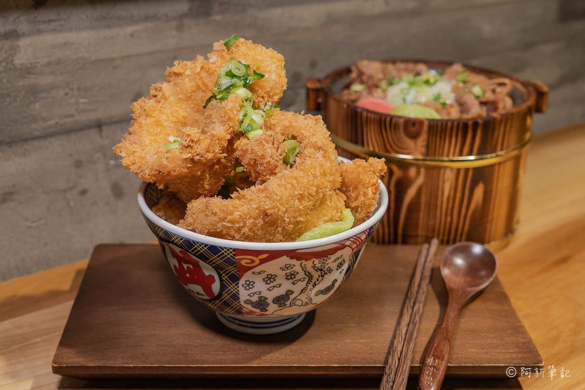 料滿出來啦！北中南7家超浮誇丼飯：放整隻烤雞、蟹膏圍滿天使蝦、爆量海膽撒金箔