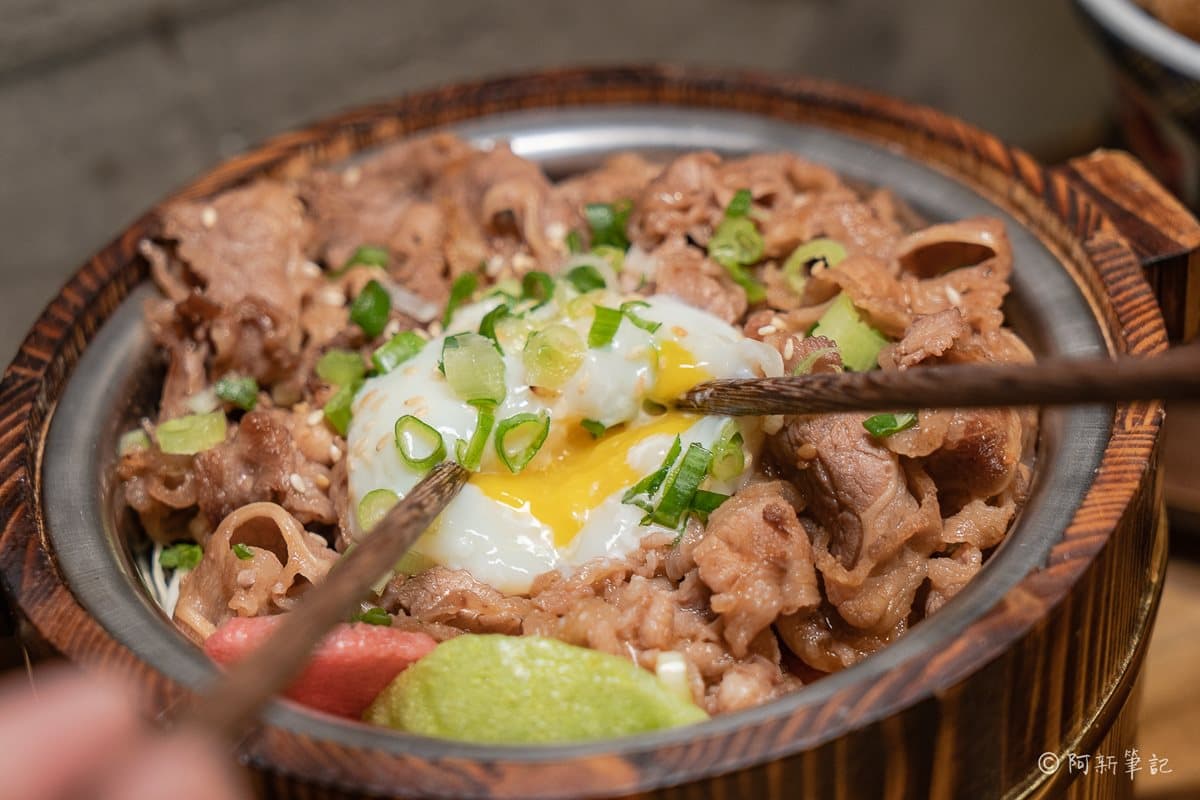料滿出來啦！北中南7家超浮誇丼飯：放整隻烤雞、蟹膏圍滿天使蝦、爆量海膽撒金箔