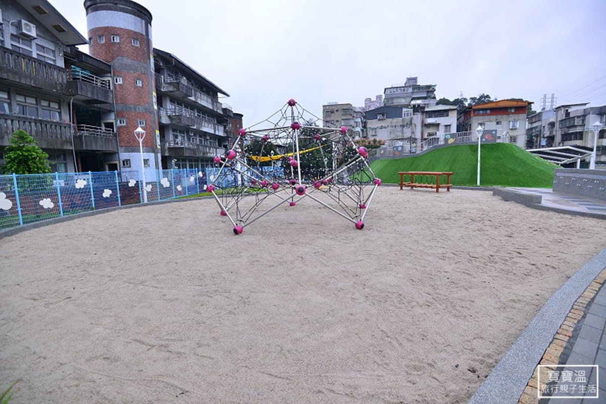 多到滑不完!9座溜滑梯、6人環狀盪鞦韆 這座全新公園真的太狂了 多到滑不完!9座溜滑梯、6人環狀盪鞦韆 這座全新公園真的太狂了