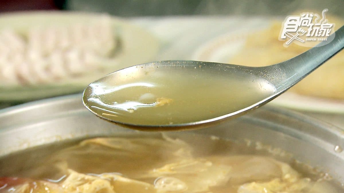 五月天阿信最愛！「老字號汕頭火鍋」特製牛沾獨門沙茶醬，竟還賣蚵仔煎