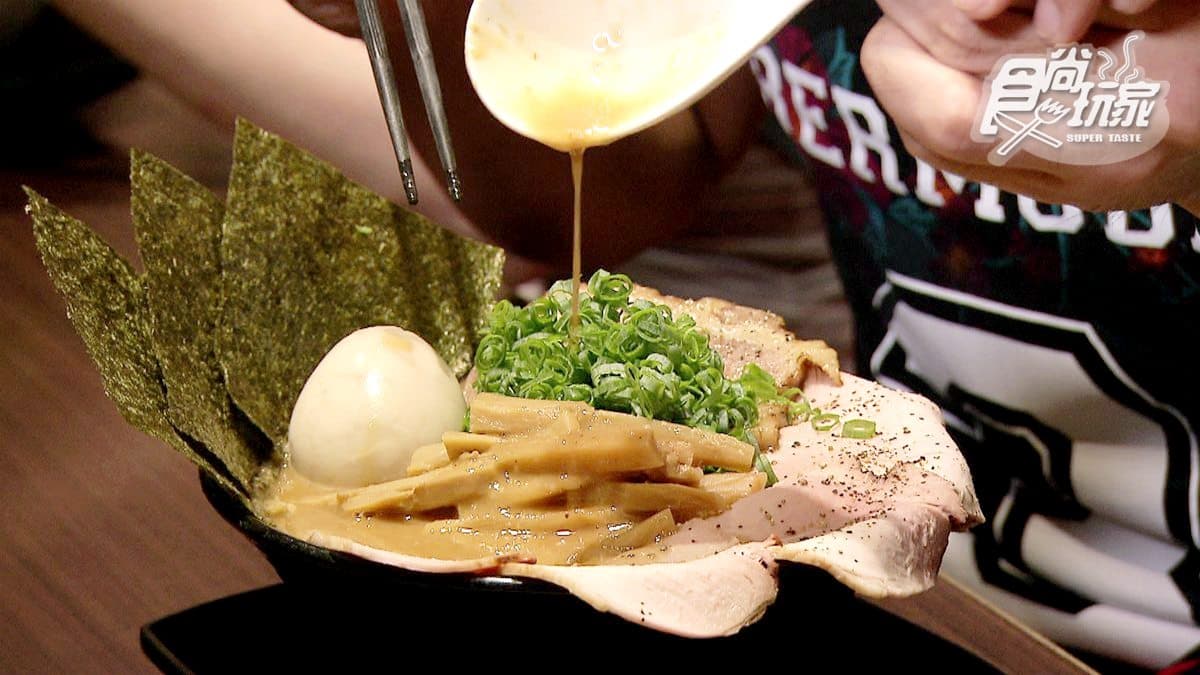 料滿到看不見麵!濃郁湯頭+滿滿叉燒,正宗口味日本人也說讚