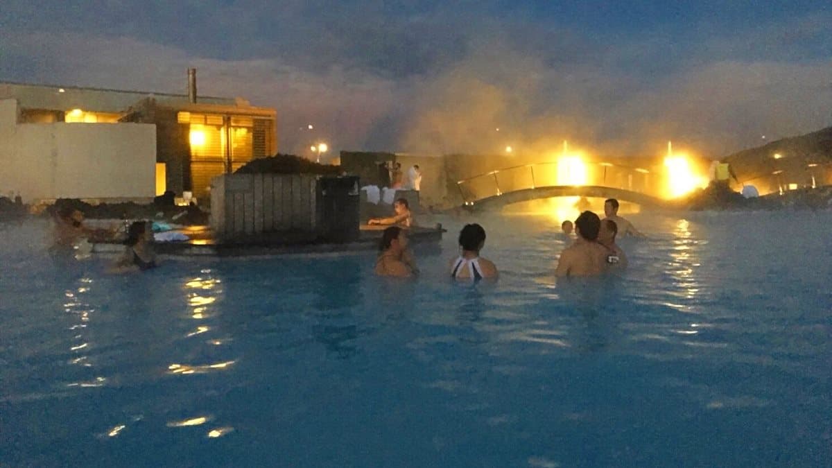 世界最美溫泉!冰島藍潟湖泡湯還可喝酒、敷泥漿面膜【小編出任務】