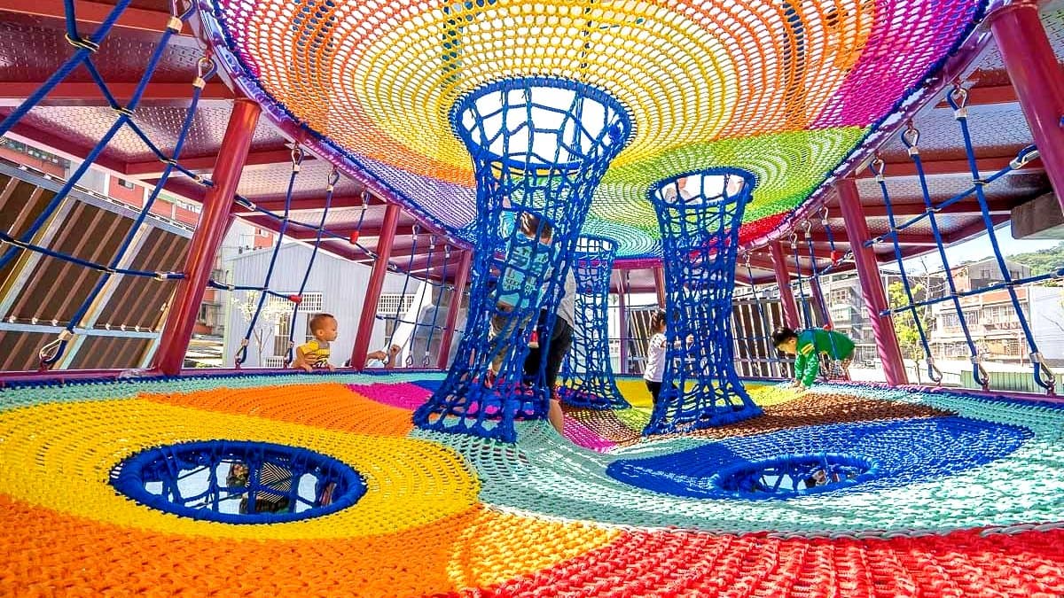 衝啊！最新「星際冒險公園」蓋在這！ 七彩飛碟攀爬網、360度盪鞦韆太好玩