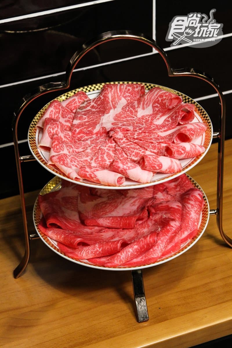 【新開店】4層肉盤超驚人！台灣最強「單人痛風鍋」北上插旗