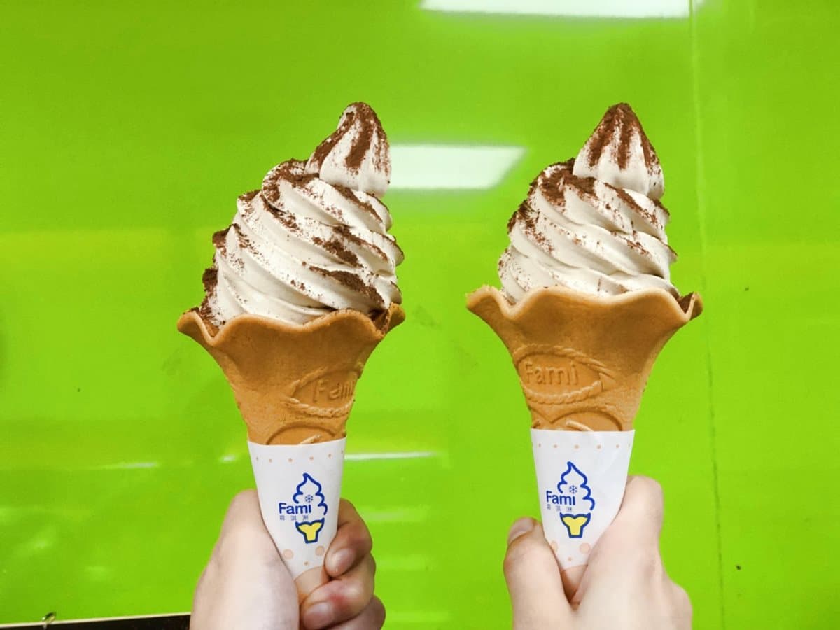 冬天必吃濃郁系霜淇淋，小七聯名「HERSHEY’S巧克力霜淇淋」全家推「提拉米蘇霜淇淋」