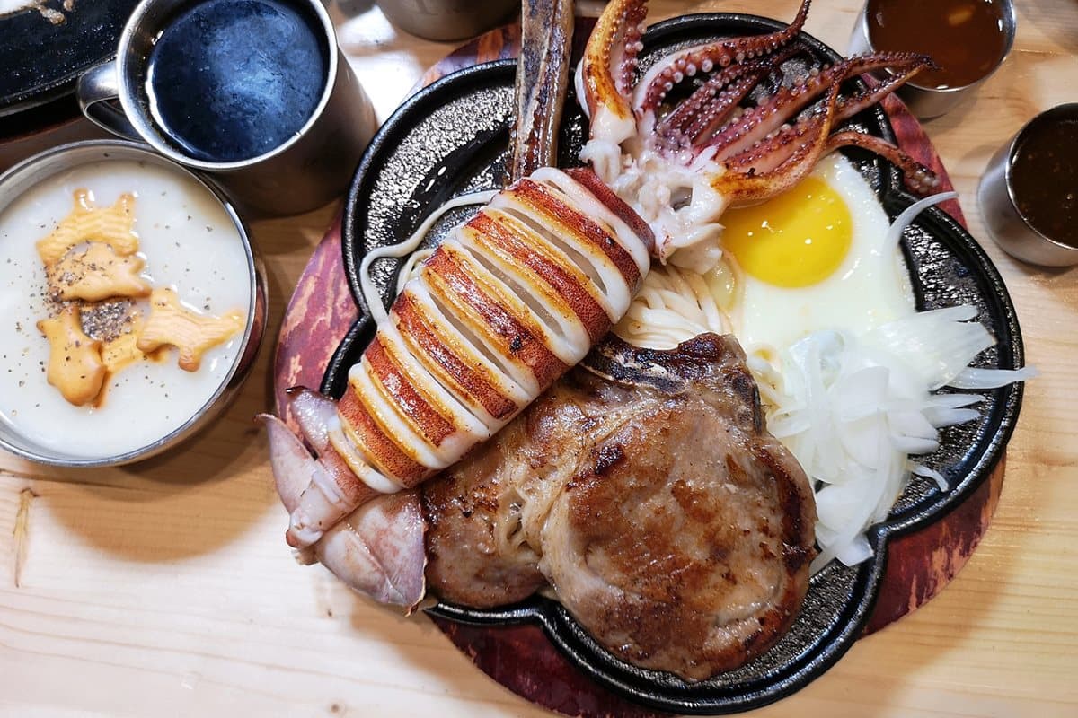 【新開店】太邪惡了！超狂66盎司「巨人牛排」CP值超高  還有珍奶喝到飽 