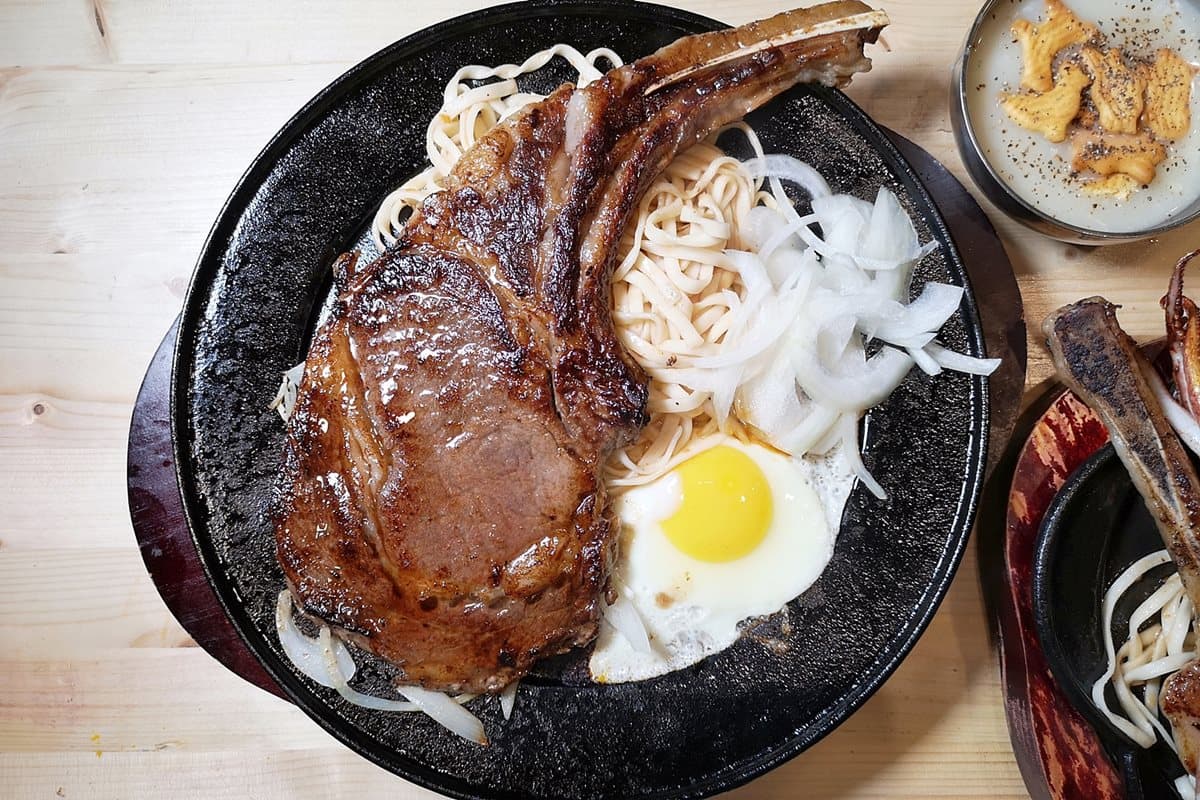 【新開店】太邪惡了！超狂66盎司「巨人牛排」CP值超高  還有珍奶喝到飽 