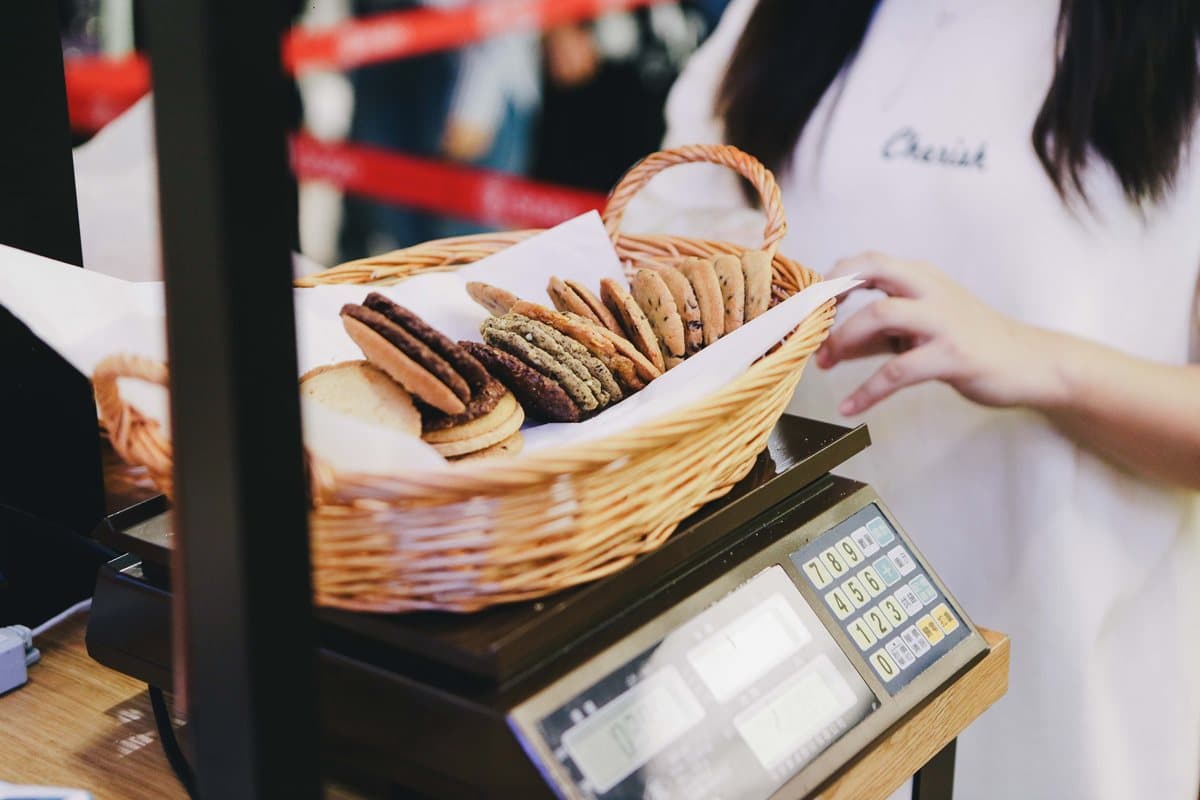 疊疊樂挑戰！一人280元12種口味「餅乾堆到飽」，拿多少就看你的技巧