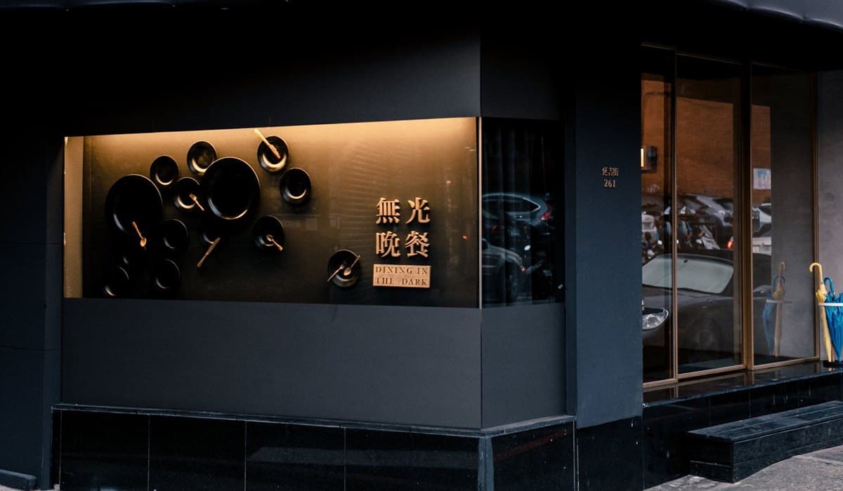 摸黑吃飯超有哏！「無光晚餐」「一人餐桌」網夯新體驗