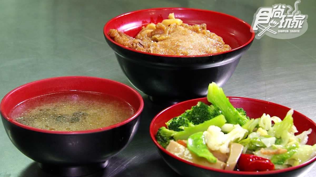 網友票選必吃「排骨酥麵」！獨門醬料醃製，軟嫩飄香50年