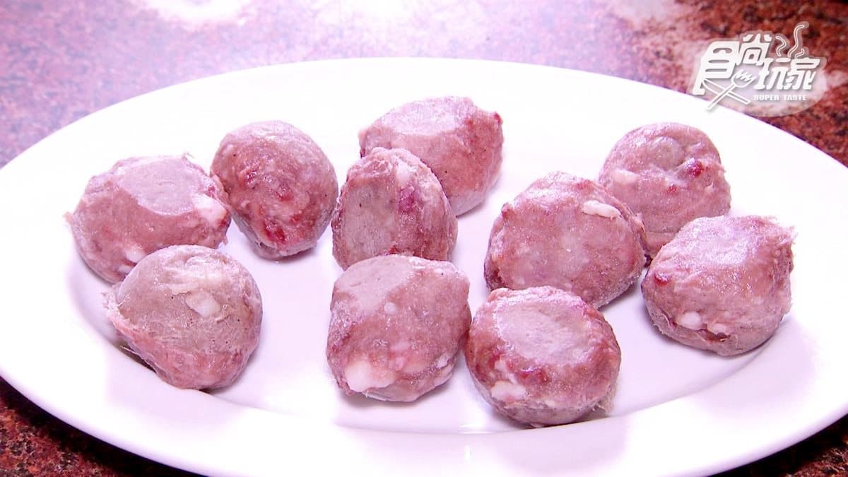 2個願望一次滿足！溫體牛肉火鍋+牛腩鍋，還有限量大骨髓像吸果凍