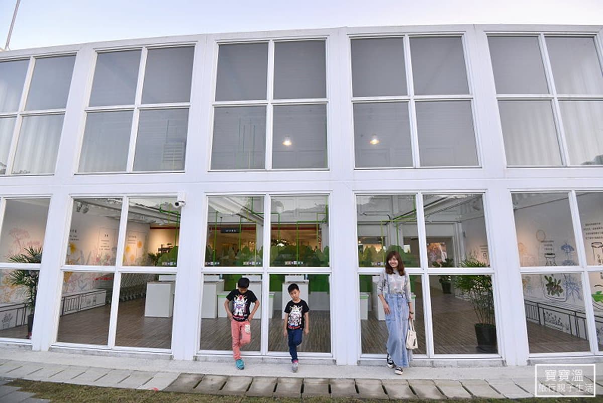 比花蓮星巴克更美！宜蘭最新地標　白色貨櫃屋看絕美湖景 