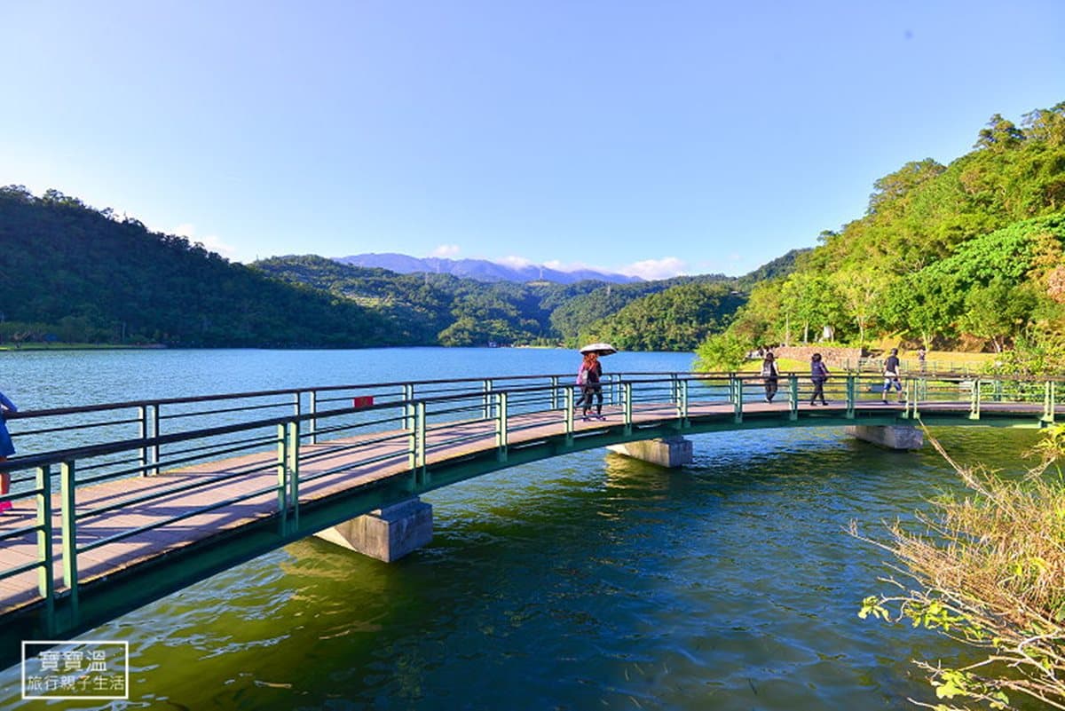 比花蓮星巴克更美！宜蘭最新地標　白色貨櫃屋看絕美湖景 