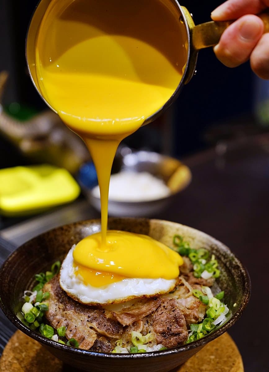 【新開店】一直流啊！鐵板燒+居酒屋　「土石流起司丼飯」邪惡破表