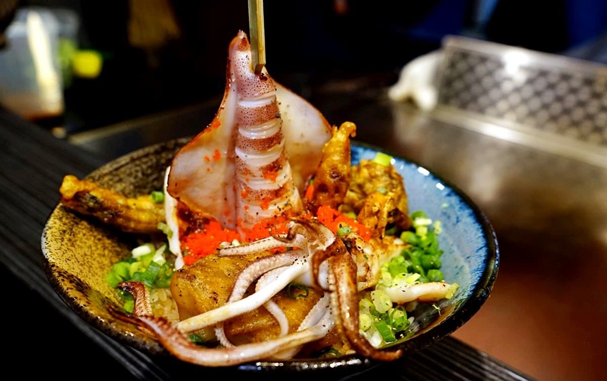 【新開店】一直流啊！鐵板燒+居酒屋　「土石流起司丼飯」邪惡破表